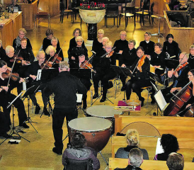 Unglaublich viele Mitwirkende: Mit diesem gemeinsamen Auftritt vermochten die Mitspielenden und Mitsingenden die ganze Kirche mit Wohlklang zu erfüllen. (Bilder: st.)