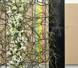 Florale Interpretation von Walter Zellweger zum Werk «Spaltkasten» von Jean Pfaff. (Bild: zVg.)