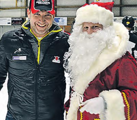 Trotz sportlichen Pleiten das Lachen nicht verlernt: Klubboss Rouven Blattner lässt sich vom Samichlaus aufmuntern. (Bilder: zVg.)