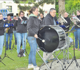 Die Musikgesellschaft Muhen darf dabei nicht fehlen: Kurzerhand stellte sich der Dirigent, Giuseppe Simone, hinter das Schlagzeug, weil der reguläre Schlagzeuger an diesem Abend verhindert war. (Bilder: st.)