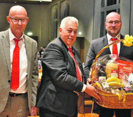 Verabschiedung: Gemeindeammann Erich Bruderer und Gemeinderat Andreas Mäder verabschieden Herbert Karli. (Bild: hg.)