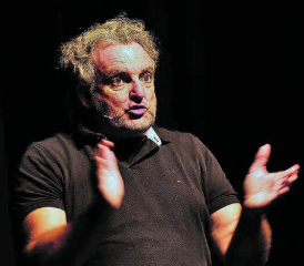 Marco Rima zu Gast im Reinacher Saalbau: Ausdrucksstarker Comedian mit lauten Tönen und leisen Gedanken. (Bild: dr.)