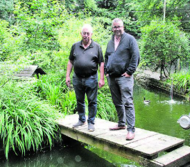 Vereinspräsident Res Mäder (links) und Aktuar Heinz Grossenbacher inmitten der idyllischen Anlage des Entenweihers. (Bilder: rms.)