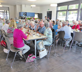 Seniorennachmittag der Evangelischen Allianz Oberwynental: 60 Personen in der neu erbauten «Lenzchile» zu Gast. (Bild: zVg.)