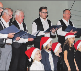 Singen ist etwas für Gross und Klein: Zusammen mit dem «Manne Projekt Chor» sang der Schülerchor das bekannte Lied «In der Weihnachtsbäckerei» (Bild: zVg.)