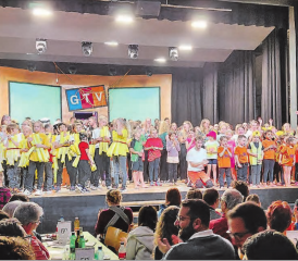 Imposantes Finale mit über 300 Mitwirkenden. (Bilder: Roland Marti)