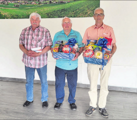 Jass-Anlass in Leutwil: Die drei Bestplatzierten: Sieger Sepp Niederberger, Gontenschwil mit 4339 Punkten (Mitte); Franz Niggli, Gränichen mit 4280 Punkten (r.) und Bruno Greder, Dürrenäsch mit 4232 Punkten (l.). (Bild: zVg.)