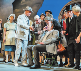 Benozzo (Reto Hofstetter) und erholt sich von seinen Anstrengungen, den «Räubern» entkommen zu sein. Er hat Nasoni (Andreas Wuffli) den Atemspray abgenommen und gibt sich eine Dosis… (Bilder: Andy Bolliger, Theatergesellschaft Beinwil am See)