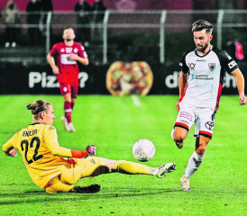 Bellinzona-Hüter Simon Enzler leistete sich gegen seinen Ex-Club zwei Patzer – rechts Nicola Gjorgjev. (Bild: Sarah Rölli)