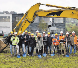 Spatenstich zur markanten Erweiterung: Die Peka Metall AG in Mosen wächst nach Nordosten, auf dem Areal im Hintergrund entsteht eine neue Montage- und Lagerhalle. (Bild: mars.)