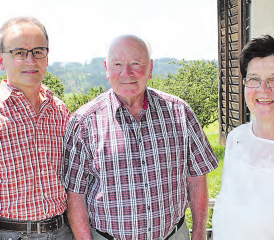 Besuch vom Rickenbacher Gemeinderat zum runden Geburtstag: Anton Ottiger mit Gemeinderätin Ruth Künzli und Gemeindeschreiber Stefan Huber. (Bild: zVg.)