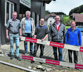 An der Baubesichtigung zum Abschluss des Wärmeverbundprojekts teilgenommen: Vizeammann Markus Hauri, Anlieger Johannes Bolliger, Gemeindeschreiber Manuel Bolt, Projektleiter Daniel Zünd und Bauleiter Hasper Hauri, Geschäftsführer der Bachmann AG Kirchleerau (v. l.) (Bild: aw.)