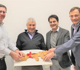 Schlüsselübergabe: Raoul Kuprecht (Leiter Bauverwaltung),Hans Peter Dössegger (Ammann), Matthias Räber (Geschäftsleitung Flury Planer + Ingenieure AG) und Oliver Flury (Geschäftsführer Flury Gruppe, Lenzburg) (Bild:grh)