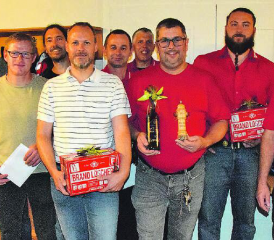Kleine Geschenke erhalten die Freundschaft: Kommandant Ueli Sommerhalter (hinten Mitte) legt stets Wert darauf, ausserordentliche Leistungen und Abschiede zu würdigen. (Bild: st.)