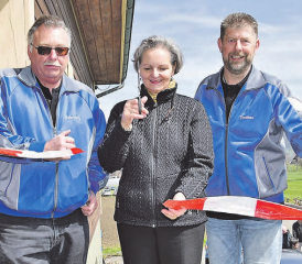 Gibt offiziell die neue elektronische Trefferanzeige an der Schiessanlage Friedlistall mit dem Banddurchtrennen frei: Grossratspräsidentin Renata Siegrist, eingerahmt von Reinhard Schaffner und Thomas Scheuzger. (Bilder: aw.)