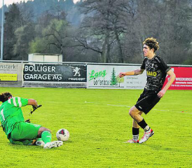 Gontenschwils Loris Antonuccio kommt nicht an Entfelden-Torhüter Michele Sanso vorbei. (Bild: Roland Jaus)