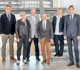 Gemeindeammann Josef Willi mit den verabschiedeten Behördenmitgliedern: Vizeammann Stefan Fischer, Regula Amsler,Alain Remund, Simone Bertschi, Kurt Lüscher, Marcel Hirschi und René Scheurer (v.l.n.r) Auf dem Bild fehlen Eveline Bertschi, Ursula Graser und Patrik Leutwiler, welche an der Gemeindeversammlungsteilnahme verhindert waren. (Bild: zVg.)