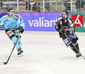 Andrin Rüedi von den ZSC Lions U20 (rechts) spielt mit einer B-Lizenz beim den verletzungsgeplagten Red Lions Reinach. Bereits nach 14 Minuten traf er für seinen neuen Arbeitgeber. (Bilder: Roland Jaus)