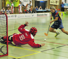 Viele Tore in der Pfrundmatt: Der UHC Lok Reinach ringt Ticino Unihockey nieder. (Bild: Roland Jaus)