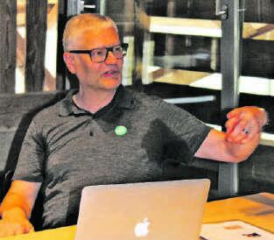 Titus Eichenberger: der Seetaler Künstler nahm das Publikum mit auf eine kleine, unvollständige Reise durch die Geschichte der Kunst. (Bild: zVg.)