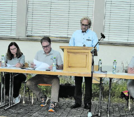 Im Schatten des Schul- und Gemeindehauses: Abendliche Kühle und keine «heissen» Traktanden, die Anwesenden waren entspannt. Finanzverwalter Beat Hügi, Gemeinderätinnen Beatrice Neeser und Monika Hugentobler, Gemeindeschreiber Peter Lüthy, Gemeindeammann Martin Goldenberger, Vizeammann André Windisch und Gemeinderat Markus Bolliger (v.l.). (Bilder: st.)