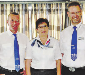 40 Jahre im Dienst der Hallwilerseeflotte: Matrosin Ursula Häusermann und Kapitän Bruno Fischer durften von Verwaltungsratspräsident Thomas Lindenmann (links) den verdienten Dank entgegennehmen. (Bilder: msu.)