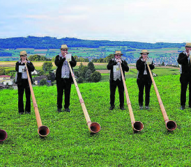 Vor atemberaubender Kulisse: Die Alphorngruppe Leutwil stimmte das Publikum auf die Bundesfeier ein. (Bilder: mek)