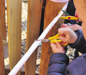 Kleine Kinderhände durchschnitten mit Hilfe der Erwachsenen das Band und eröffneten den Spielturm.