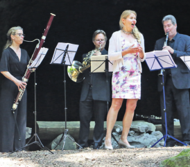 Bläser-Quintett und eine Mezzosopranistin: Josefiina Dunder (Flöte), Brigitte Leutenegger (Fagott), Lorenz Raths (Horn), sowie Francesco Negrini und Adrian Zinniker (Klarinette) mit Wioletta Hebrowska. (Bilder: Remo Conoci)