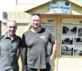OK-Präsident Didi Würgler (rechts) und Rolf Bolliger freuen sich über den gelungenen Geschichtsweg, welcher ab sofort zu einer kleinen Zeitreise durch 850 Jahre Dorfgeschichte einlädt. (Bilder: hg.)