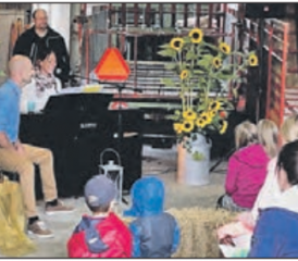 Familiengottesdienst in Birrwil: Auf dem Bauernhof traf sich Klein und Gross. (Bild:zVg.)