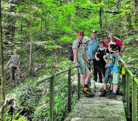 Die Gruppe auf der Brücke über den Sagenbach (Gontenschwiler Dorfbach) im Schwarzenberg. (Bild: zVg.)