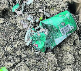 Abfall, wo er nicht hingehört, auf einem Acker neben der Strasse.(Bild: dr.)