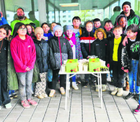 Nach der Arbeit gab es Süssmost: Die fröhliche und fleissige Kinderschar sorgte für ein naturnahes Stück Reinach. (Bilder: zVg.)
