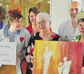 Scheckübergabe und Bildschenkung an die Stiftung Theodora im Kantonsspital Aarau: Erika Eichholzer spendete die Hälfte des Erlöses aus dem Verkauf der Bilder ihres verstorbenen Mannes. (Bild: aw.)