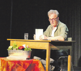 Weit mehr als eine Lesung: Alex Capus vermochte das Publikum mit seinen wortgewandten Erzählungen zu fesseln. (Bild: moha.)