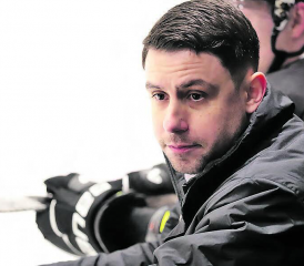 Adriano Pennaforte, hier noch als Cheftrainer an der Bande der Red Lions Reinach, will den Club mit seiner Investment-Gruppe übernehmen. (Bild: rc.)