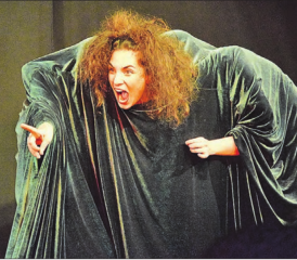 Sie sah wirklich fürchig aus: Die übergrosse Hexe heckte im Geheimen aus, wie sie die beiden Kinder fangen und mästen konnte. (Bilder: st.)