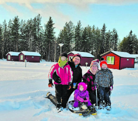 «Wir machen alles gemeinsam». Jöly und Steffi Riedweg, mit den Kindern Flavio, Janina und Elias, haben im Norden Schwedens ein neues Zuhause gefunden. (Bilder: zVg.)