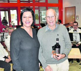 Der Schmiedrueder Glöckner zieht nicht mehr an den Seilen: Edi Häfeli, von Marliese Loosli gebührend verabschiedet.