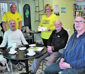 Tempi passati: Noch einmal ein strahlendes Lächeln von Claudia Windel. Danach müssen sich die Herren (mit Hund) wohl ein neues Zuhause suchen. (Bilder: st.)