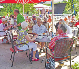 Gemütliches Beisammensein im sonnigen Kurpark: Bereits im Laufe des Morgens war dies ein erster Höhepunkt. (Bild: zVg.)