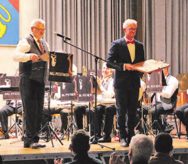 Mit Wehmut verabschiedete die Musikgesellschaft Pfeffikon ihren Dirgigenten Herbert Waser und überreicht ihm eine kunstvolle Uhr.