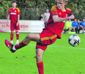 Das ging daneben: Der SC Schöftland und in diesem Fall Benjamin Weiss verpassen es derzeit, «Big Points» einzufahren, um sich in der Tabelle nach hinten absichern zu können. (Archivbild: Otto Lüscher)