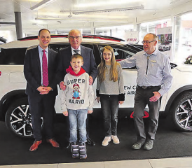Ein familiärer Anlass: (von li.) Roman Faes, Hansruedi Faes, mit den Grosskindern Gian-Luca und Seraina Gloor, und Peter Speck begrüssen die Besucher in der Citroën-Ausstellung. (Bild: moha.)