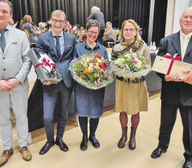 Verabschiedung zweier verdienter Gemeinderäte: (v.l.) Gemeindeammann Andreas Fetscher, André und Mirjam Muhmenthaler, Rosmarie und Hanspeter Lüem. (Bild: Roland Marti)