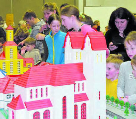 Es gab vieles zu entdecken: Kirche,Wolkenkratzer und selbst der Eiffelturm konnten von einer begeisterten Gästeschar bewundert werden.