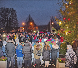 Grosser Aufmarsch der Bevölkerung. Zur Einweihung des Unterentfelder Weihnachtsbaumes mit Schülerchorvortrag bildete diese einen würdigen Rahmen. (Bild: Wolfgang Rytz)