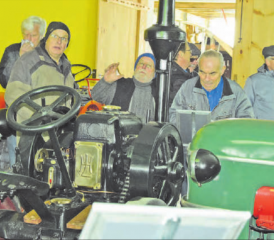 Staunen war angesagt: Peter Bachmann (Mitte) weist auf Besonderheiten hin, rechts von ihm Paul Müri, der Organisator der Delegiertenversammlung. (Bilder: st.)
