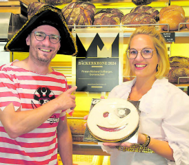 Die Bäckerkrone als Auszeichnung für die beste Bäckerei der Schweiz hängt gut sichtbar am Brotregal von Stefanie und Kevin Sollberger. (Bilder: rms)